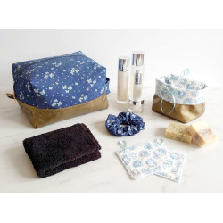 Trousse de toilette femme simili bronze métallisé, jean papillons - Présenté dans une salle de bain