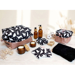 Trousse de toilette femme simili vieux rose métalisé, imprimé chats - Présenté dans une salle de bain