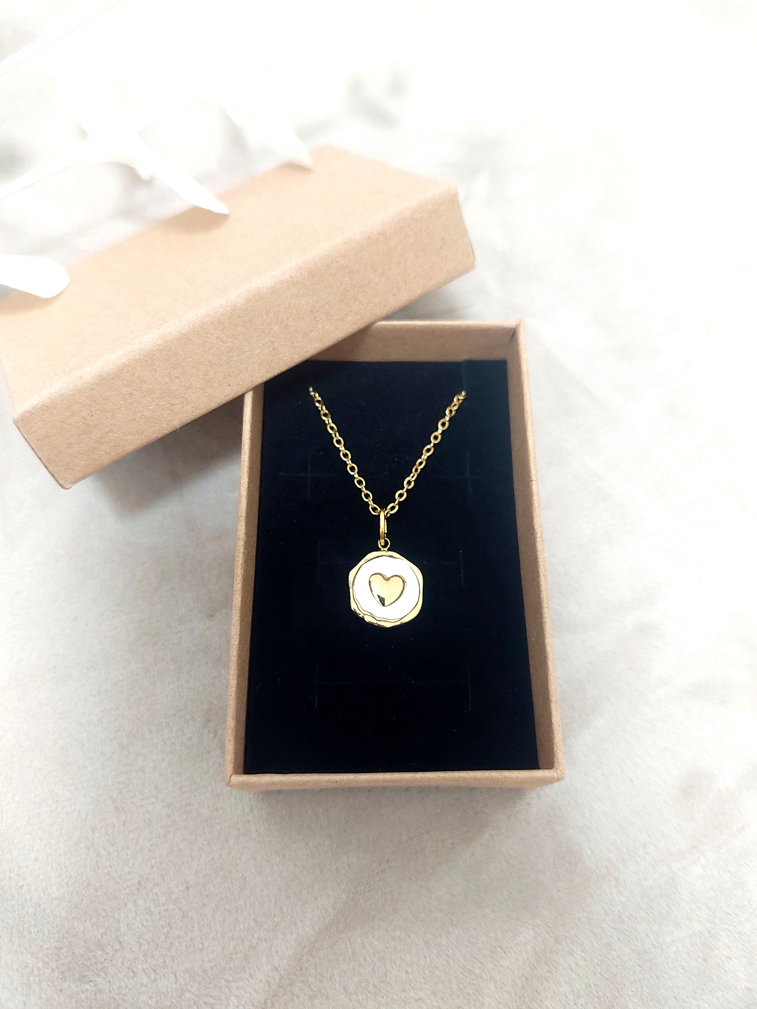 Collier m&eacute;daillon c&oelig;ur blanc et dor&eacute; pr&eacute;sent&eacute; dans son &eacute;crin.