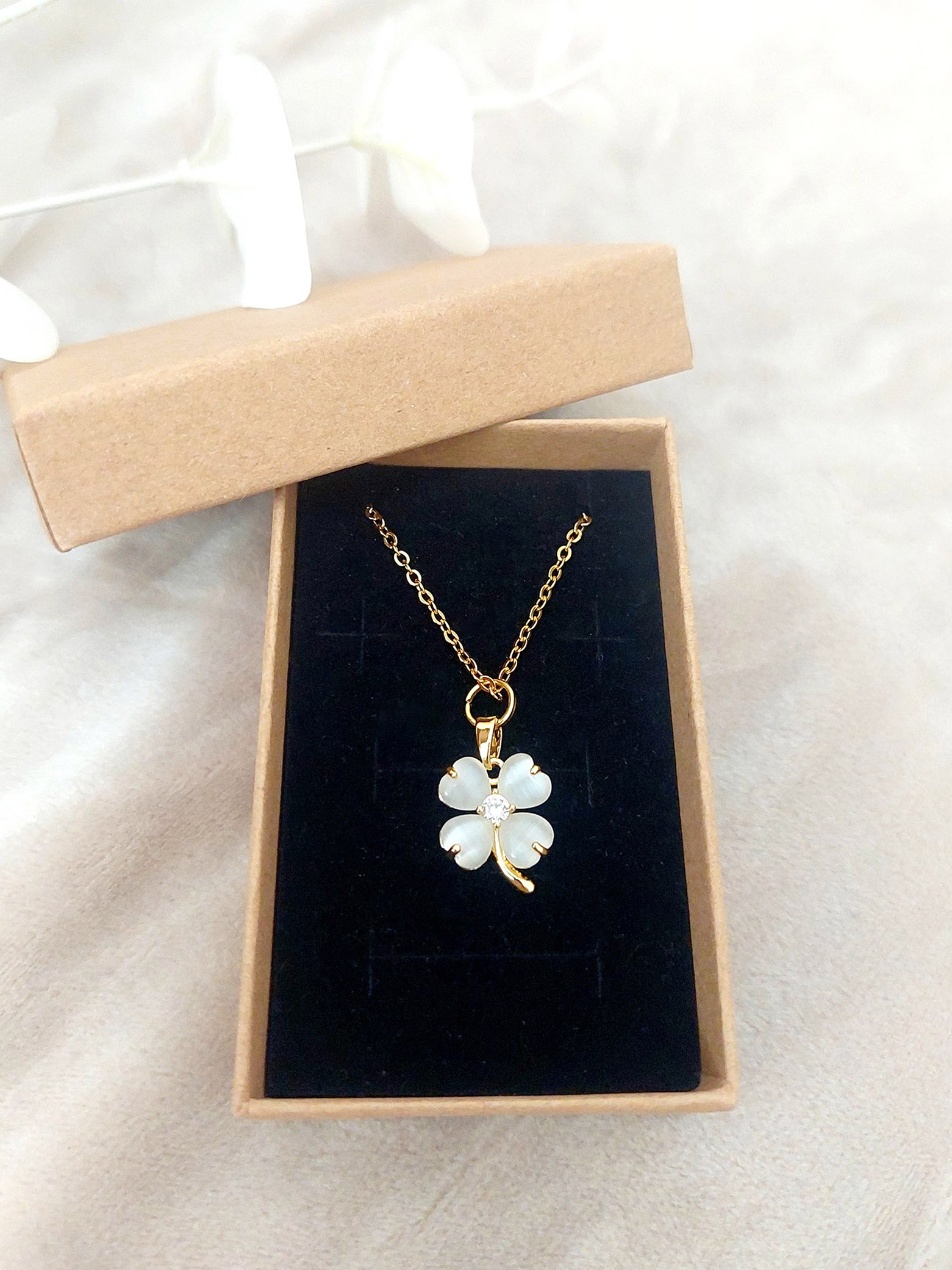 Collier fait main avec pendentif d&eacute;licat, une id&eacute;e cadeau raffin&eacute;e.