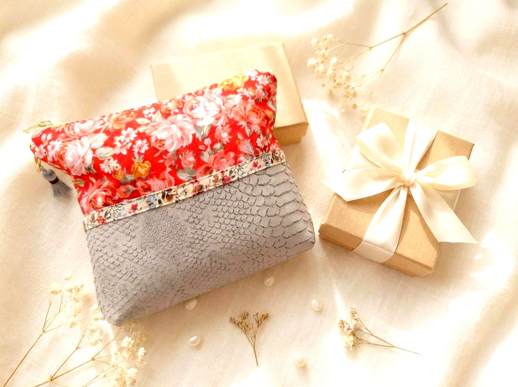 Id&eacute;e cadeau fait main avec trousse de maquillage, bijou et &eacute;crin ferm&eacute;