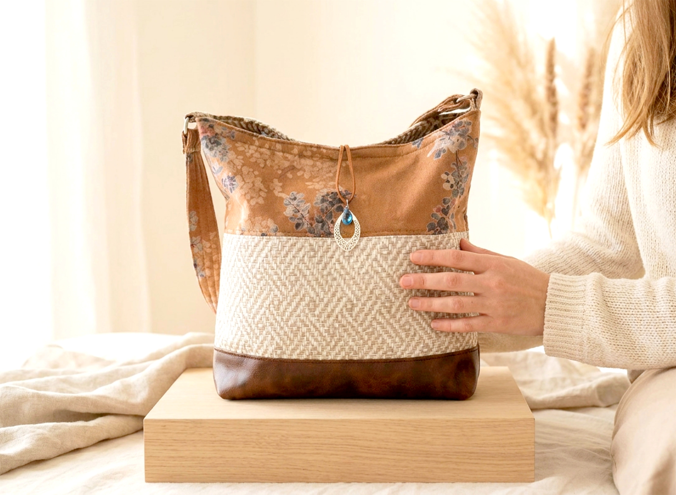 Sac femme fait main en simili cuir marron et su&eacute;dine fleurie aux couleurs de l'automne